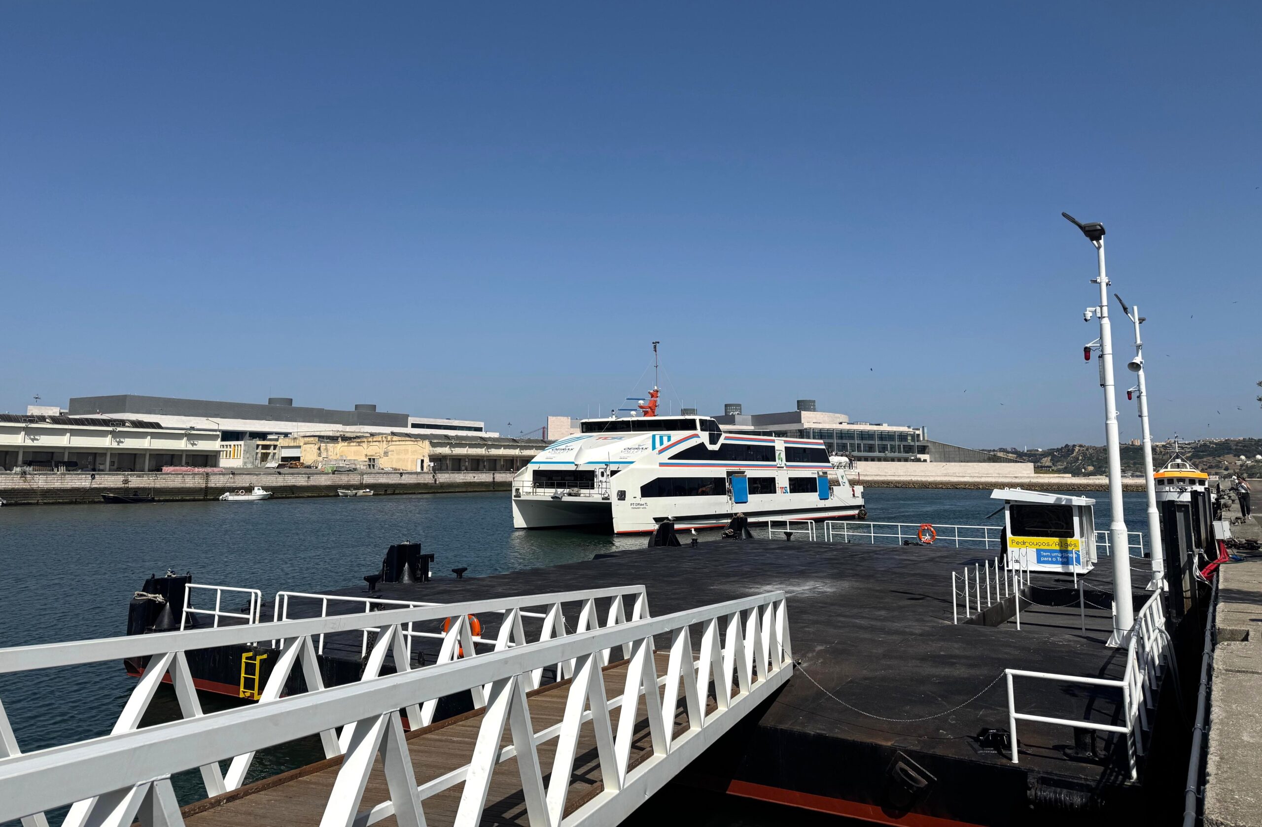 barco Nova travessia fluvial liga Algés à Trafaria