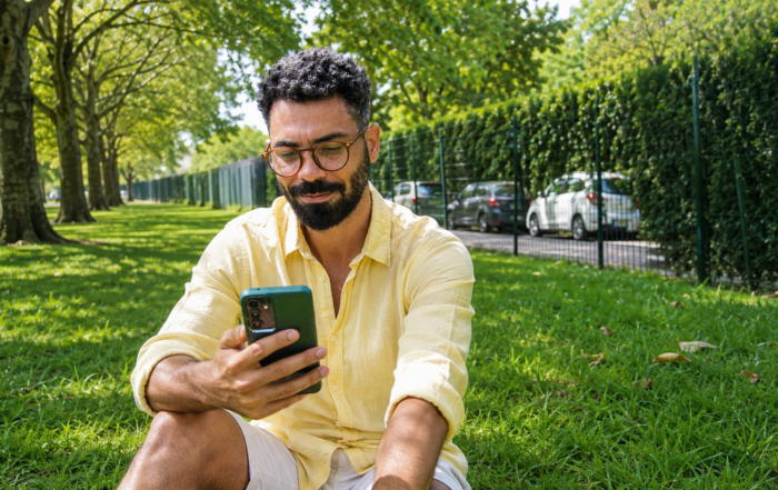 homem telemóvel pede dístico de residente